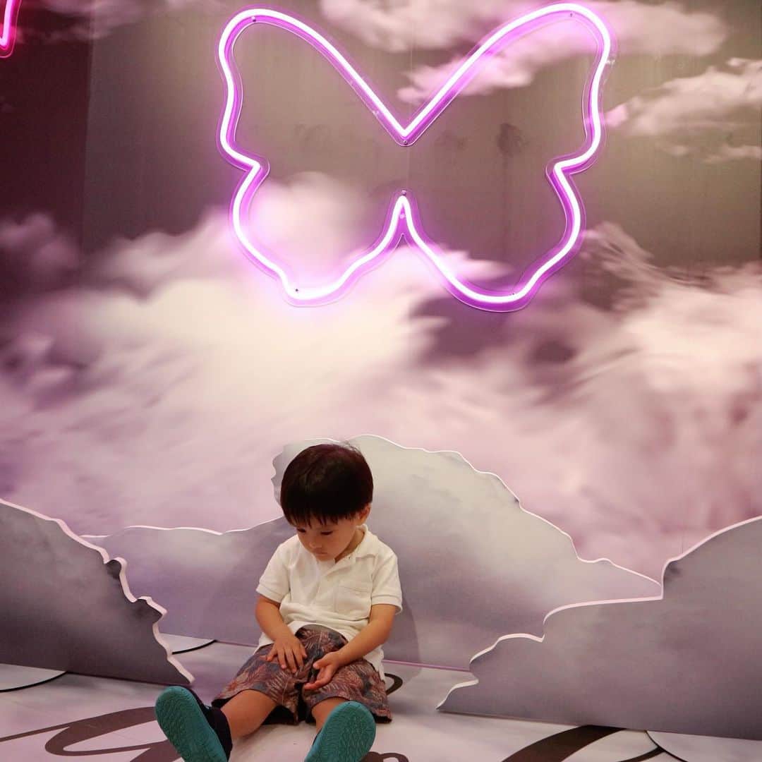 宮崎真梨子さんのインスタグラム写真 - (宮崎真梨子Instagram)「‥ 昨日は、お仕事終わりに『VINYL MUSEUM SHIBUYA109』のレセプションパーティーに行ってきました♡ ∵ 参加型フォトジェニック・アート展『ビニール・ミュージアム』がついに、今年40周年を迎えたSHIBUYA109渋谷の特設会場に‼︎3～6階に4つのフォトブースがあるのですが、息子はダッフィーたちと写真が撮れるブースが気に入ったようでした♡私は初めて“OK Google”と話しかけるのを体験出来て、ちょっと感動でした♡ ∵ 開催期間は、本日8/3〜9/1までだそうです。入場無料なので、ぜひぜひ行ってみてください♡ ∵ ∵ #vinylmuseum #ビニールミュージアム #SHIBUYA109 #渋谷109 #ダッフィー #東京ディズニーシー #GoogleNestがやってきた #lightroomweek #ライトルームウィーク  #3歳4ヶ月 #修正3歳 #息子 #超未熟児 #NICU卒業生 #ママ #男の子ママ #超未熟児ママ #超未ママ #男の子ママと繋がりたい #夏休みのおでかけ」8月3日 21時28分 - miyamari92