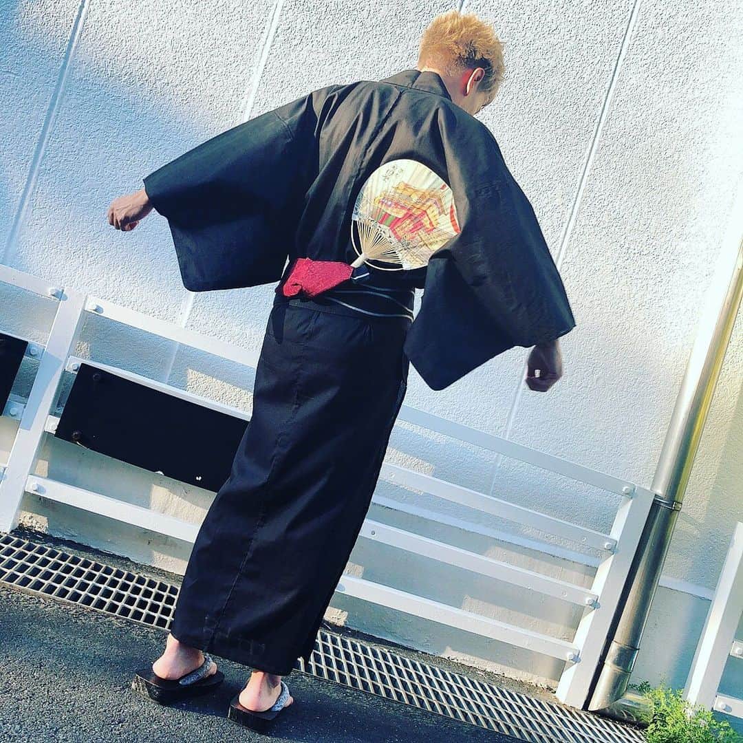 敬太郎さんのインスタグラム写真 - (敬太郎Instagram)「お祭りライブという事で着て歌ってみるとそれはもう新手の演歌歌手なのでした🏮🎤 #japanese #yukata #kimono #fashion」8月3日 21時34分 - keitaro_bnv_0507