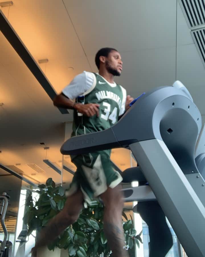 ルイス・アドリアーノのインスタグラム：「🏃🏿‍♂️⚽️🐷💚🇳🇬」