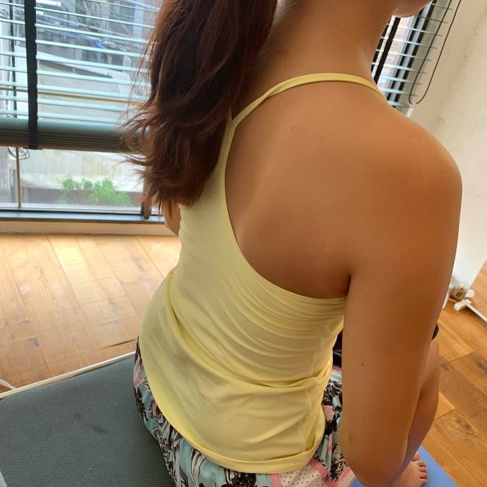 FitnessPlanner 星野由香さんのインスタグラム写真 - (FitnessPlanner 星野由香Instagram)「美しい @nicole_ishida ちゃんの お背中✨ 私のセッションの後、多くの方が座り姿勢が良くなります。 骨盤が立ち、脚を閉じて座ることが楽に出来るようになっています。 閉じようと努力しないと閉じれなくなってる女子は要注意⚠︎ しなやかな背骨になり肩甲骨が綺麗に浮き出てくると首のライン、そして頭にも関節があるのですがそこが滑らかに動き、振り返る動作も美しくなります。  所作は身体の状態でも変わります^ ^  楽に身体を動かせて、かつ美姿勢、美所作を。  明日もお待ちしてます✨  #パーソナルトレーニング #pilates #エロンゲーション #動き #関節可動域 #姿勢 #働くママ #ママパーソナルトレーナー #マタニティ」8月3日 21時41分 - yuka.hoshino222