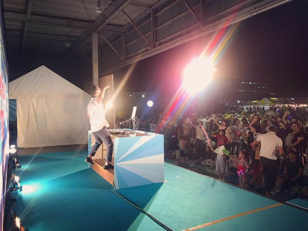 DJ MEGURUのインスタグラム：「どう考えても企業イベントに参加させてもらった写真じゃない！笑  昨日はSONY稲沢の夏祭りイベントに司会&DJで参加させて頂きました。  この祭りにお越しになるのは基本社員さんと稲沢にお住いの住民の皆さん。老若男女様々な方がお前の中昨年初めて行ったDJが大好評で、有難い事に今年も呼んで頂きました。  稲沢市の皆さんと思いっきり夏満喫しちゃいました。  ありがとうござました！！ #SONY」
