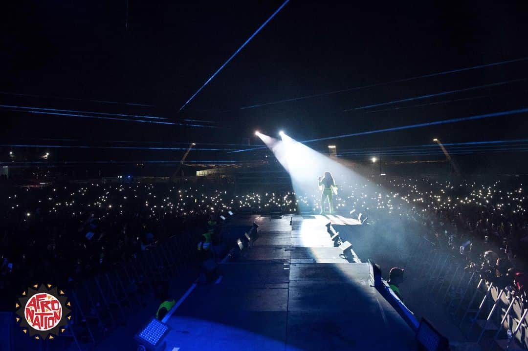 ティワ・サヴェージさんのインスタグラム写真 - (ティワ・サヴェージInstagram)「A stage and a mic = Magic 🙏🏼 #afronation cc @iamsmade thanks for that phone call」8月3日 21時56分 - tiwasavage