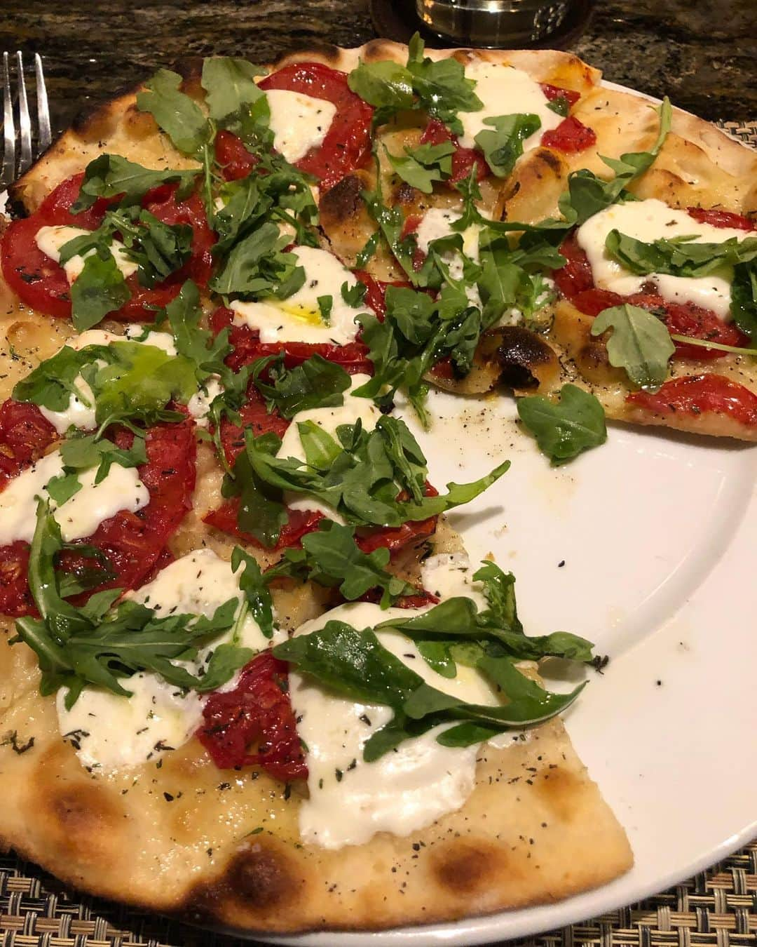 アイナ・ガーテンさんのインスタグラム写真 - (アイナ・ガーテンInstagram)「Loved our dinner at the bar @snakerivergrill !  Best pizza caprese with slow-roasted local tomatoes.  #jackson」8月3日 13時03分 - inagarten