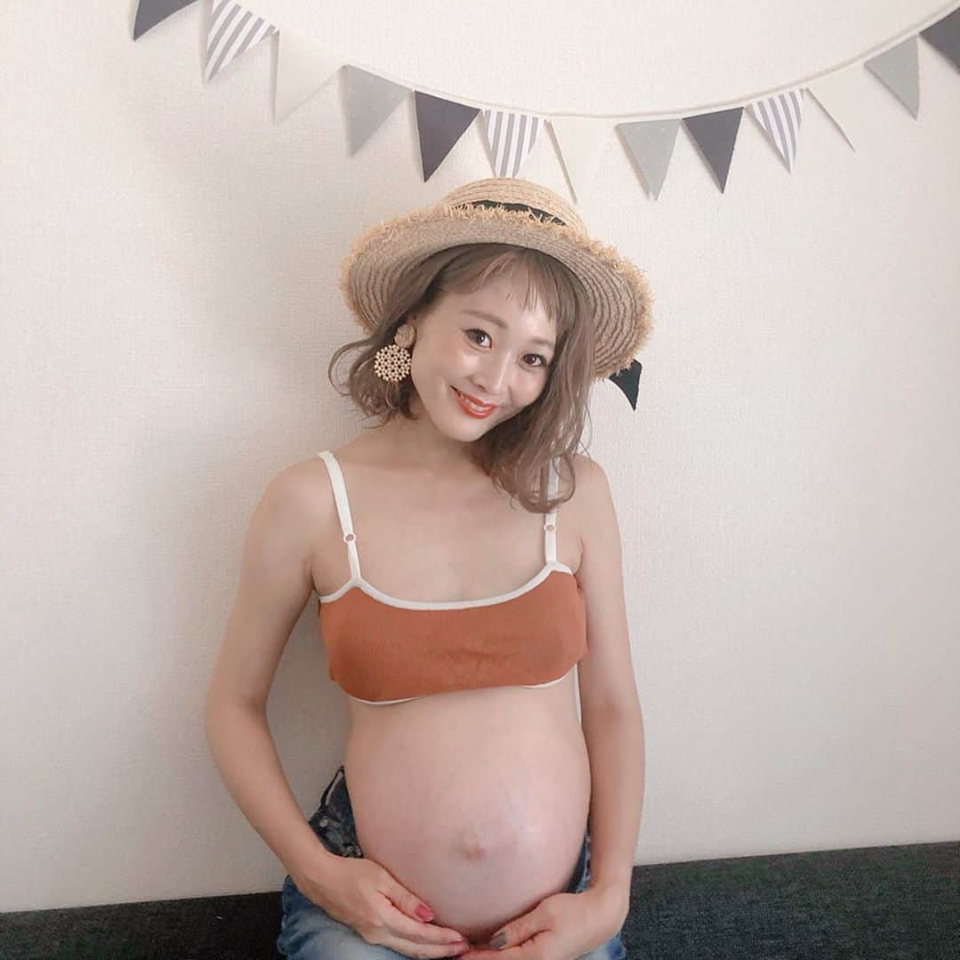 Kikuno Sayumiさんのインスタグラム写真 - (Kikuno SayumiInstagram)「〻maternityphoto〻 ・ ・ ・ #マタニティフォト 🤰🏻 ・ セルフで撮ってみた。photo by 娘 ・ ・ もう本当すごい出てる！まるでスヌーピーやクレしんの横顔。 ・ 娘の時と比べて1.5倍くらいかも🤣昔の娘妊娠中のビデオ見てびっくりした💦 ・ そういやまだ妊婦姿ビデオには収めていない！やばい、撮っとかなきゃ。 ・ ・ 今日も掃除。掃除する所いっぱいあって困る😅でも暇潰れるわ〜 ・ すぐ疲れて休憩。休憩はさみまくり。今日は朝からずっと右胸のすぐ下の骨がずっと痛い。 ・ ・ ・ hat▶ @mode_robe_official pierce▶ @m.noripeee ・ ・ ・ #ファッション#コーデ#fashion#ママ#プチプラコーデ#大人カジュアル#ヘアアレンジ#大人可愛い#ジユジョ #lucrajp#シンプルコーデ#158cmコーデ #158cm #マタニティコーデ #夏コーデ#ぷんにー#妊娠10ヶ月#mamagirl#ママリ#ママリファッション#locari#ママコーデ#臨月コーデ#maternityphoto #マタニティフォトセルフ #セルフマタニティフォト」8月3日 12時55分 - sayumikikuno