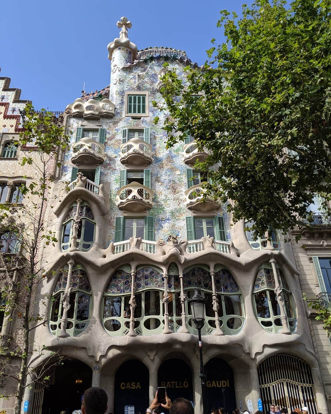 高橋メアリージュンさんのインスタグラム写真 - (高橋メアリージュンInstagram)「Casa Battlo. Gaudi. Barcelona,Spain. #womentravelingalone」8月3日 12時57分 - maryjuntakahashi