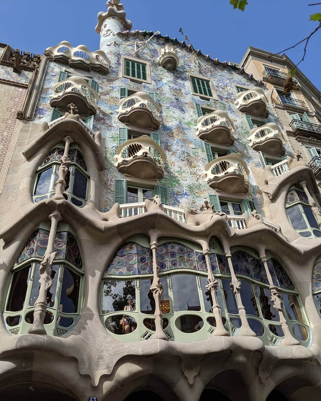 高橋メアリージュンさんのインスタグラム写真 - (高橋メアリージュンInstagram)「Casa Battlo. Gaudi. Barcelona,Spain. #womentravelingalone」8月3日 12時57分 - maryjuntakahashi