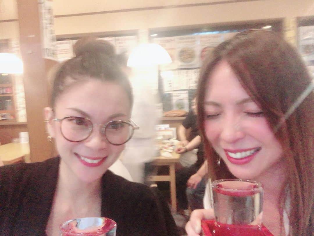小柳ゆきのインスタグラム：「9/13の20周年記念ライブ‼️ 追加ゲストで姉のHIROMI @hiromi_koyanagi  も出演決定🤩 公式では初共演！楽しみすぎる💕 . . そして豪華アーティストの皆さんと一夜限りのスペシャルコラボライブ✨ . . 会場はディズニーのお隣アンフィシアターなので様々な地域から直行バスも🚌 . 是非遊びにきてね！！ . 公演詳細はプロフィールのリンクからチェックりんこだ！ . . #デーモン閣下 ＃大黒摩季 さん  #nokko さん #Bro.korn さん＃野沢雅子 さん#HIROMI」