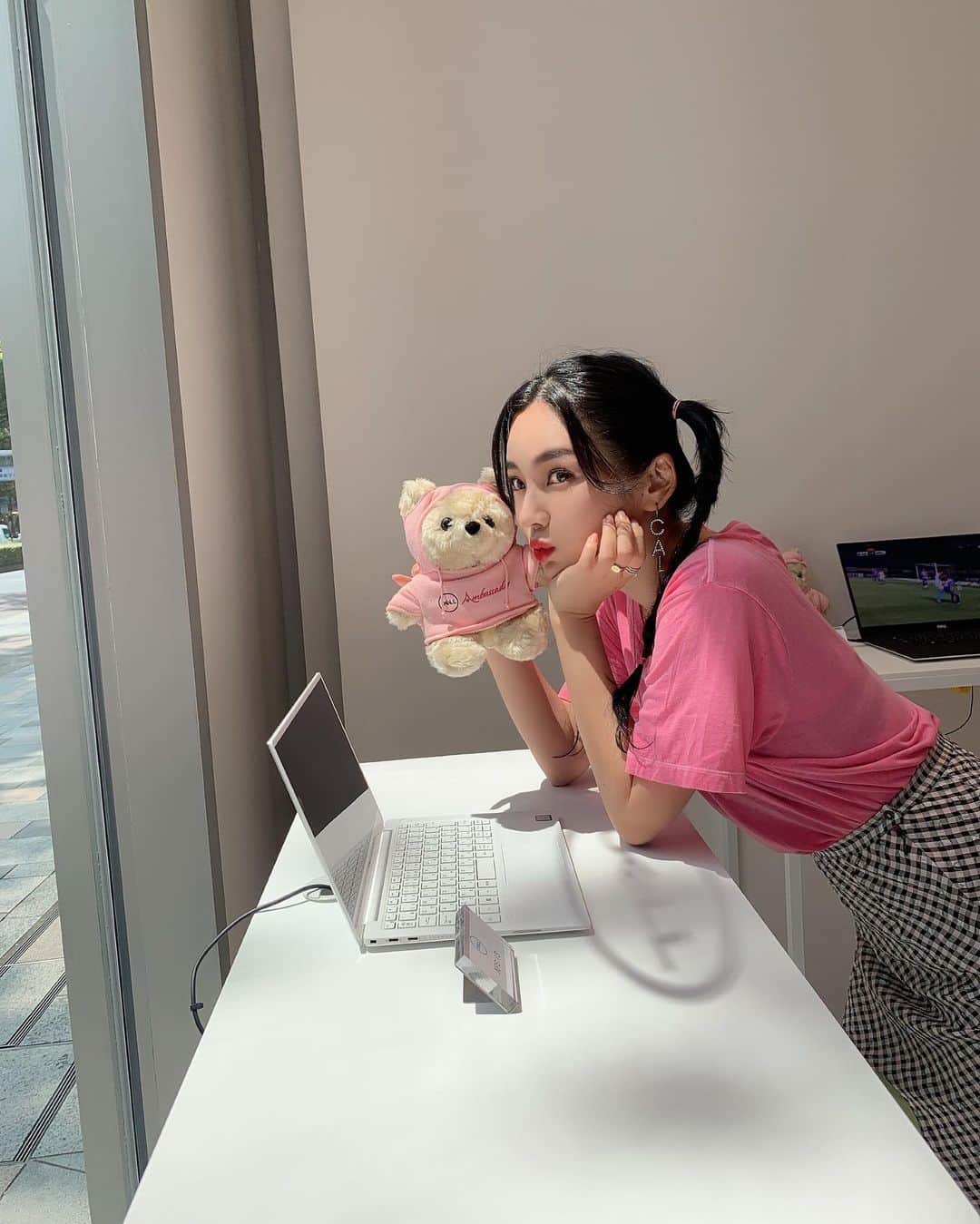 megbabyのインスタグラム：「今日はDELLさんにお招き頂き、表参道ヒルズの「DELL Design Labo」に来ています💻💕最新のパソコンを説明してもらったら2in1のPC欲しくなった🥺✨🤯💕💕💕#DELL」