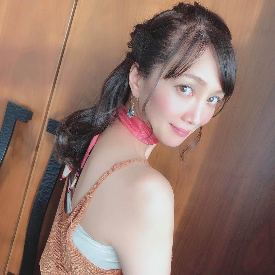 崎山一葉さんのインスタグラム写真 - (崎山一葉Instagram)「明日放送‼︎ 夏の特別番組 OTV×musu-b コラボ企画  まずは、はなちゃん(@sunakawahanae )と❤️ 晴れ間に撮れた リゾート感満載のホテルと 高級感溢れるディナーを味わえるホテル✨  衣装(@suite__room )もヘアメイクも可愛いので、そちらもチェックしてくださいね🎀 【特集】 ●夏にゼッタイ行きたい！ おきなわ厳選グルメ＆レジャーSP2019 <番組視聴者とmusu-b読者の方だけに> 🎁抽選で宿泊券などが当たる豪華プレゼント！🎉 【放送日】8月 4日(日)16:00〜16:55 O.A 〔再放送〕8月17日(土)25:20〜26:15 沖縄テレビ放送 8ch」8月3日 13時09分 - kazuha_sakiyama