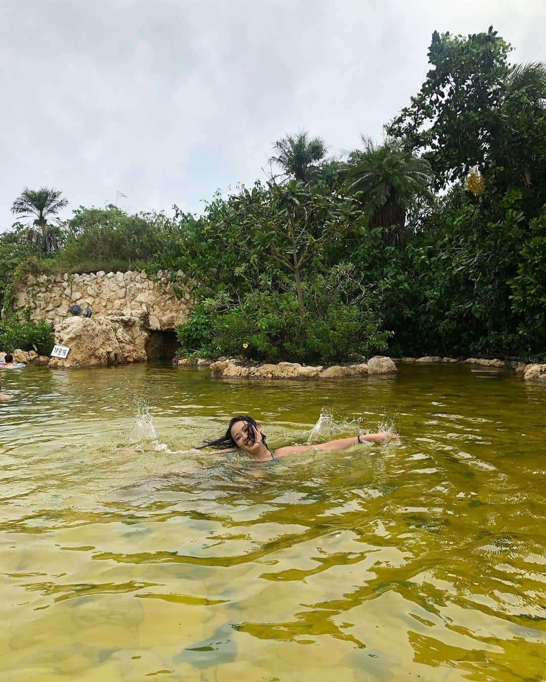 小野美公さんのインスタグラム写真 - (小野美公Instagram)「すっごい黄色い温泉で全力でふざける三十路。  #シギラ温泉 #黄色い #ビビるほどに #温水プール #筋肉ないのにポーズ取りたがる #後ろの兄さん姉さんが笑ってくれてる笑 #肋骨4本ぐらい抜きたい笑 #お尻の傷はフィリピンでの感染跡 #痛すぎて朝4時に目覚めるやつ  #宮古島 #miyakojima」8月3日 13時13分 - mikuhead