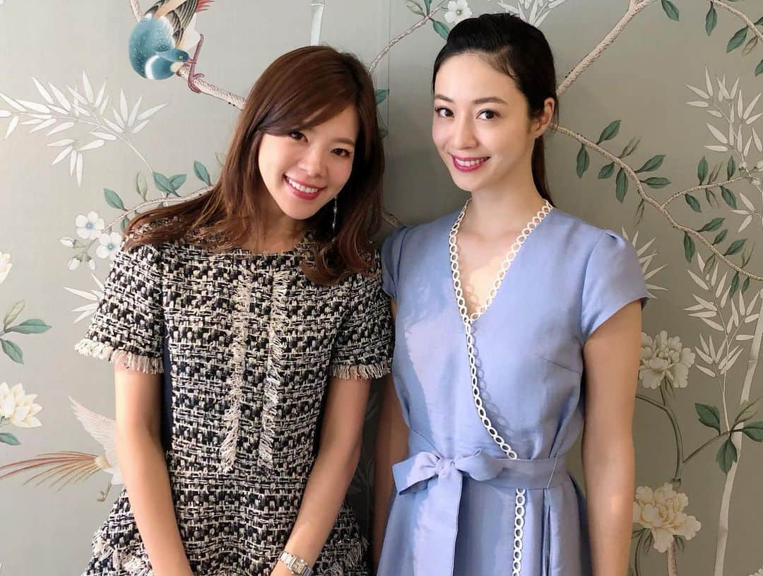 白田久子さんのインスタグラム写真 - (白田久子Instagram)「大好きな皆とチェスティの展示会へ❤️ もうコートや長袖のワンピが沢山！汗拭きながらチェックしました(笑) ・ その後、意識高い系の私達はCity Shopのサラダランチへ🥗いや、暑いからサラダ位しか食べれなかったのは㊙️w なっちゃん誕生日だったからBijouでお財布オーダー🎈 可愛すぎて私も欲しい…先生😂 先生のお祝いも出来たし🎁久しぶりさよちゃんとも会えて癒されました❤️ #この前後子供の送迎 #久しぶり靴擦れ #2人抱えて走ったからだ #チェスティのワンピース #シワにもならず優秀 #展示会 #年子ママ」8月3日 13時17分 - hisako_shirata