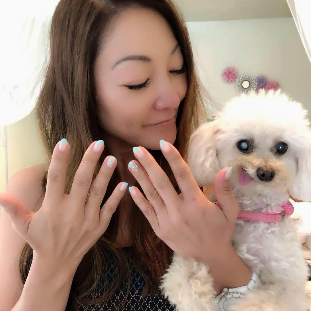 マキ・コニクソンさんのインスタグラム写真 - (マキ・コニクソンInstagram)「Naoko’s Nailに行って来たよ！今回は夏をイメージしてベイビーブルーとベイビーピンクのグラデーション フレンチネイル！薬指だけに色とりどりのラメを散りばめてみたっ！ 可愛い！可愛い！可愛い！💕💕 毎度ながらナオちゃん有難う！🙏🏻 #naokosnail  #夏ネイル💅」8月3日 13時21分 - makikonikson