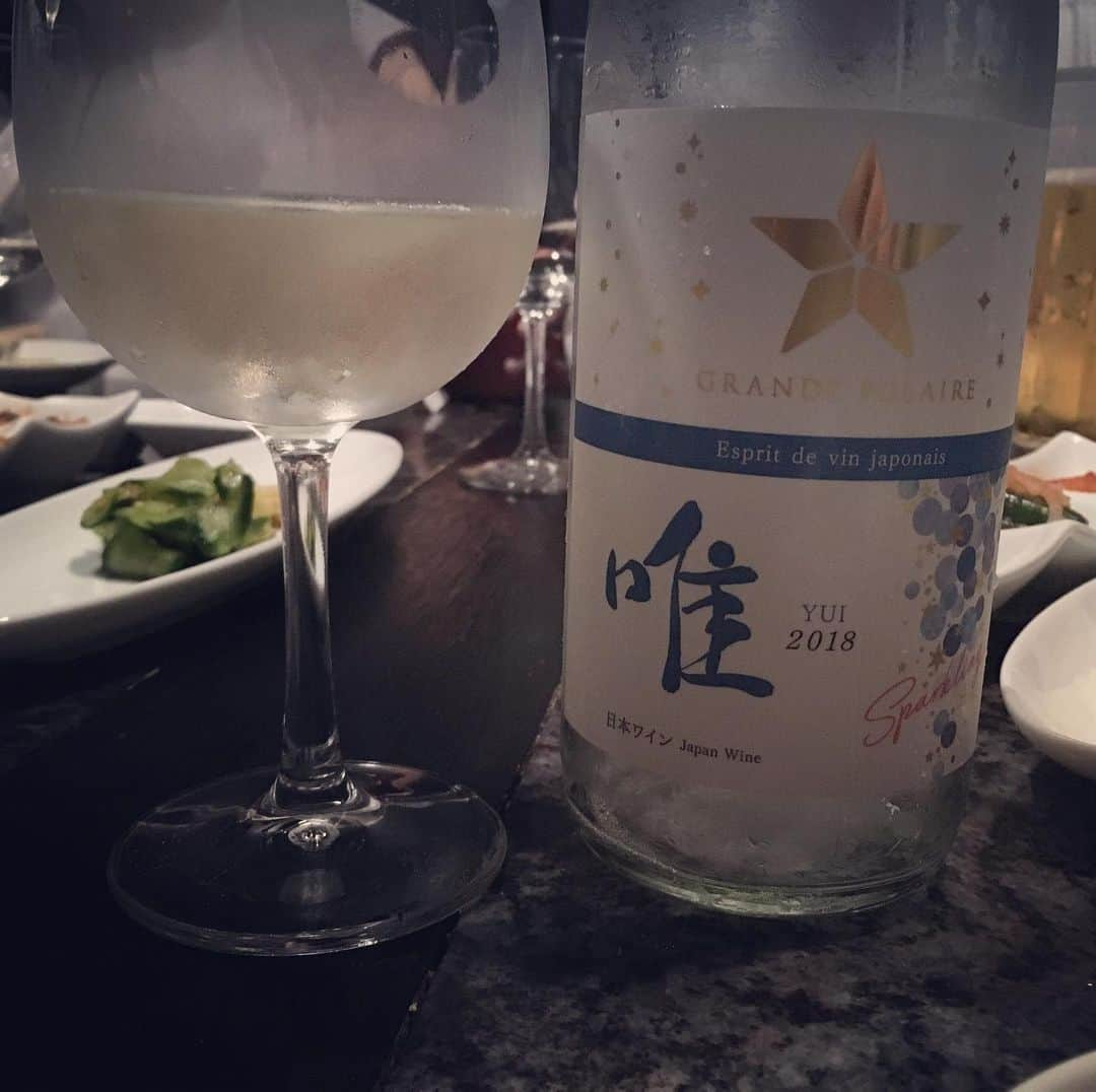 ひぐち君さんのインスタグラム写真 - (ひぐち君Instagram)「発売前の「唯」を飲ませていただきました🍷 山形県置賜産のデラウェアの微発泡ワイン。甘やかで華やかなデラの香りに、酸味、泡からくる清涼感が、日本の暑い夏にピッタリ。ラベルも可愛くて、女性ウケ間違いなし。 13のベーリーAは、ブラインドで飲むとピノ？と勘違いしてしまうほど。まだまだ若く、ポテンシャルの高さを感じました。 #グランポレール #grandepolaire  #唯 #yui 2018 #delaware #エスプリドヴァンジャポネ  #sparklingwine #安曇野池田 #pinotnoir 2015 #muscatbaileya 2013 #バレルセレクト #サッポロビール #日本ワイン #japanesewine #vinjaponais  #日本ワインを日常に  #wine #vin #vino #winetime #winelover #instawine #wineexpert  #tokyo #恵比寿」8月3日 13時37分 - higehiguchi