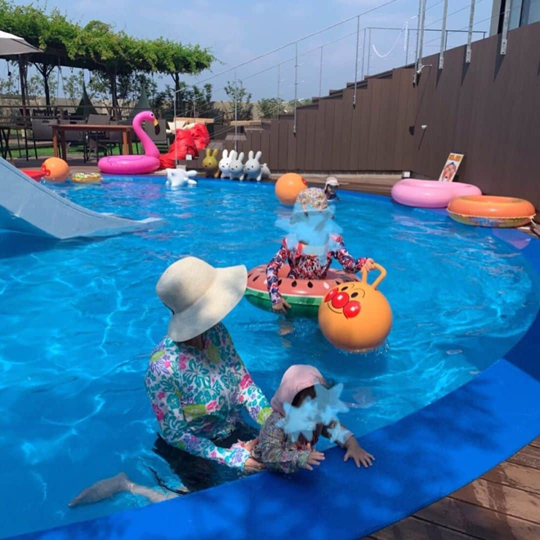 熊田曜子さんのインスタグラム写真 - (熊田曜子Instagram)「子供達が大好きなプール🏊‍♀️ ママは日焼けしたくないから@sweetmommy のラッシュガードと 風にも飛ばされにくい帽子で紫外線をガード☀️ 赤ちゃんが水の中でもてくてく歩くから ずっと体を支えながら 私もプールの中を中腰で歩き回ったこと2時間👶 子育てって本当にハードだから ダイエットと思って動きまくるぞ🔥  #プール #pool #夏休み #家族旅行 #三姉妹 #長女 #6歳 #次女 #3歳 #三女 #1歳 #baby #赤ちゃん」8月3日 13時37分 - kumadayoko