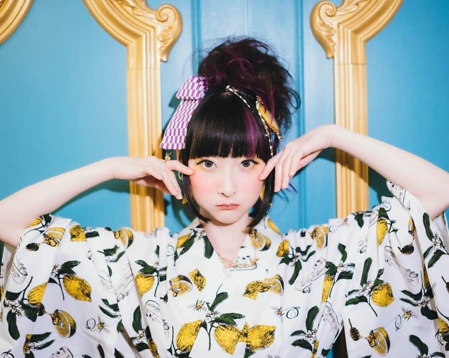 のインスタグラム：「It’s my party and I’ll cry if I want to~ ♪ . . JK🤗 spending some quality time with friends today playing games and eating tacos, it’s long overdue so I’m super excited! Have a good weekend, everyone! 今日は友達とゆっくりホームパーティーします♪久々なので楽しみに〜♪みんなもいい週末を！ . . Photography: @takumishinoda  MUA: @atsushisasakimakeup  Yukata & accessories: @qpot_official . . . #rinrindoll #rinrinmodel #yukata #honeyday #honey #bee #summer #summeryukata #japanesefashion #tokyofashion #harajukufashion #summerfestival #浴衣  #夏 #原宿 #qpot #レモン #はちみつ #ハニーの日 #はち #ファッション #旅行  #おしゃれ #コーデ #撮影 #モデル #今日のコーデ #メイク #honeylemon #ハニーレモン」