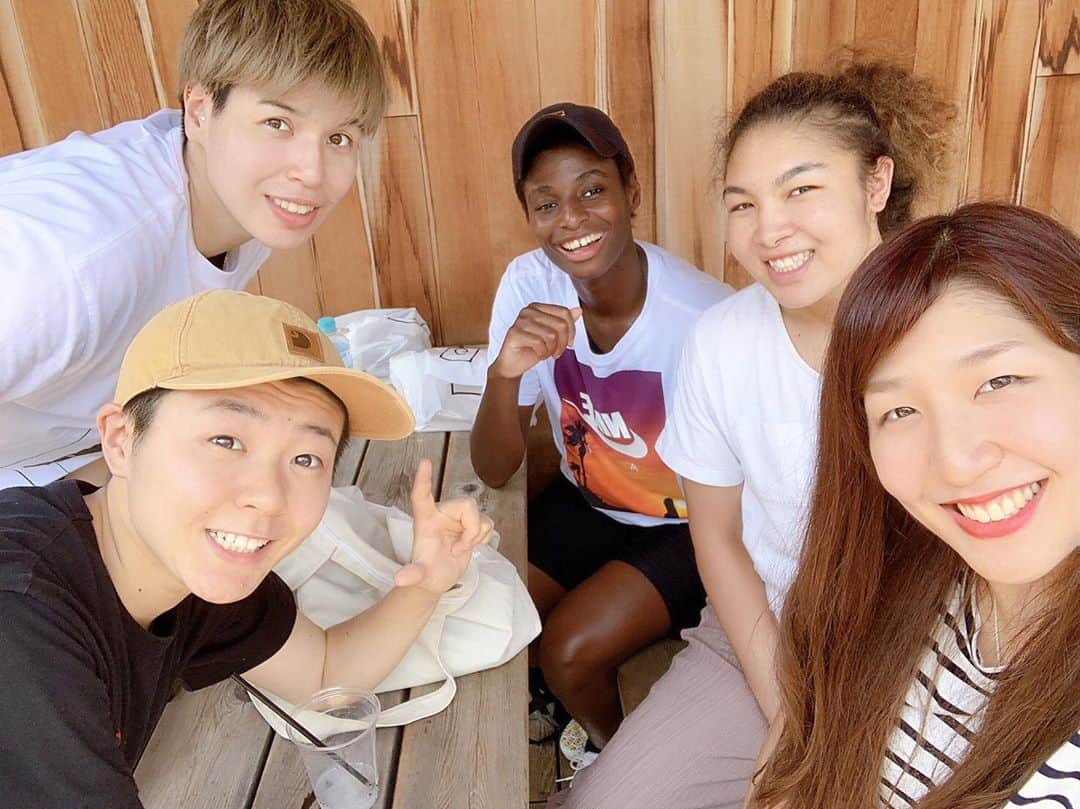 のインスタグラム：「にっしーに会いに行ってきました😄お洒落なカフェでいい感じ✨また遊びに行くね〜🍞#gardenhousecrafts」