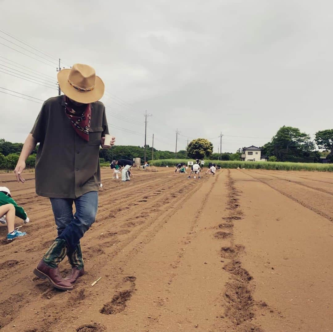 USAさんのインスタグラム写真 - (USAInstagram)「オドル野菜始めました♪ まずは大好きな枝豆からスタート☆ 【ODORUÜ EDAMAME】 「オドル野菜とは」 ダンスをしながら種まきをして、大地にリズムを刻み、 最高のダンスミュージックを野菜にも聴かせて育て、 収穫祭では皆んなで歌って、踊って、豊作を祝います♪  お楽しみに♪  #ldhfarm  #dancearth  #オドル野菜 #オドル枝豆」8月3日 13時55分 - exileusa_danceearth