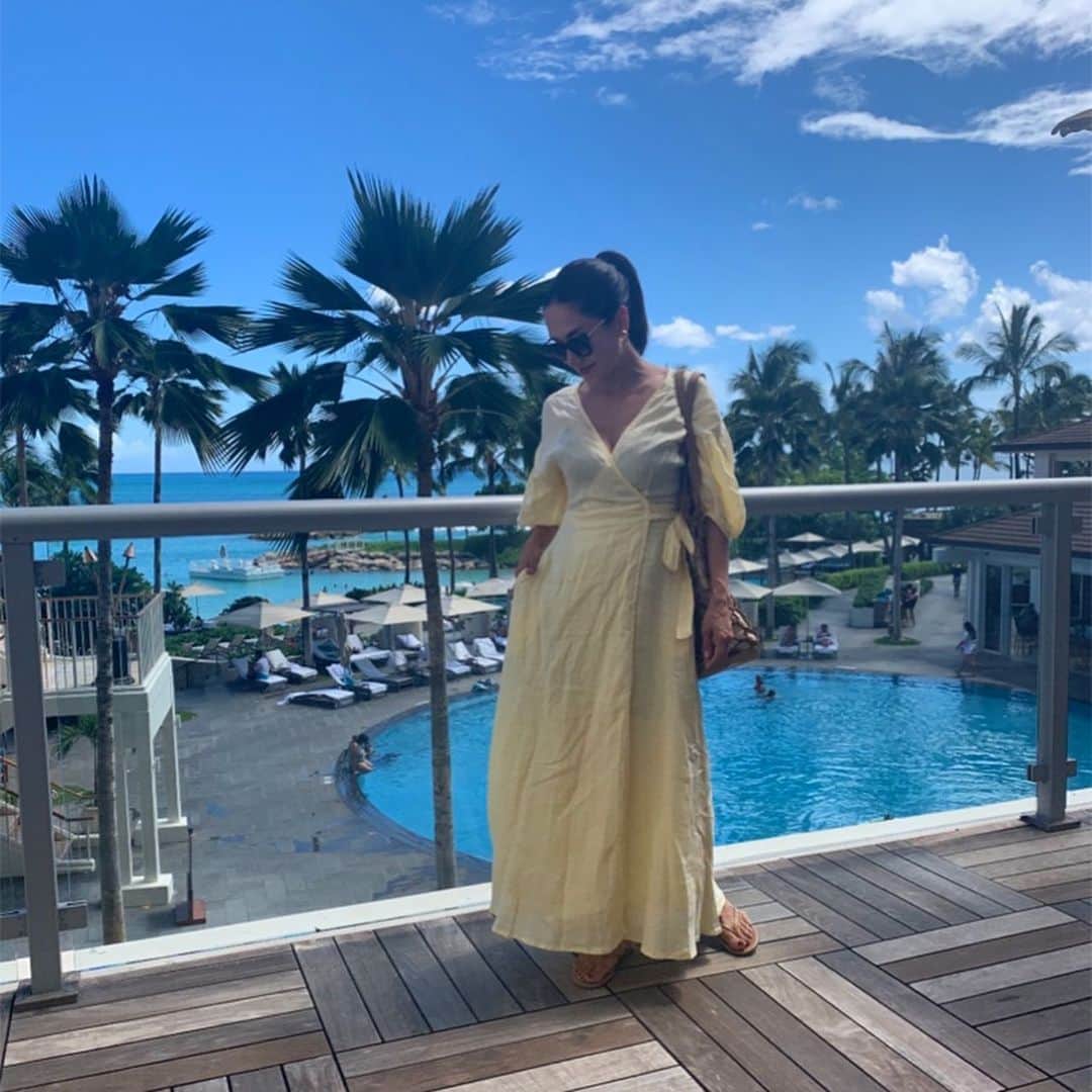 亀恭子のインスタグラム：「Yellow dress with blue sky. . . . 自分には少し新鮮なイエロー♪ . . someday's… hawaii #fashion #ootd #kkstyle #tokyo #kamescloset #onepiece #atdown #sunglasses #thierylasry #bag #pieceofhuman #shoes #tkees #summer」