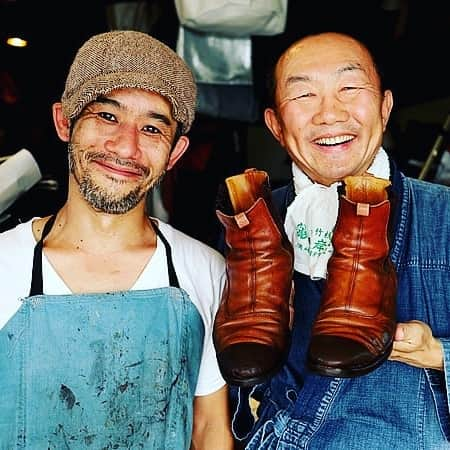 竹虎さんのインスタグラム写真 - (竹虎Instagram)「高知市廿代町に靴修理工房BORSAというお店があって、ここのご主人松本誠さんには何度もお世話になっているのです。そもそも普段履きは自社の竹皮草履か雪駄以外なら足元は龍馬ブーツばかりなので2足用意して交代で使っていますが傷みが早いのです。初代の龍馬ブーツはカカトのやり替えは数えきれず、底の張り替えは覚えているだけでも3回はしています。 . ところが今回、スペインでのボックスカートレースに参戦するに当たり虎竹の里の秘密練習場で血のにじむような特訓(笑)をしていて思わずブーツを地面で擦ってしまったのです！ . 「ああっ！やってしもうた！穴が開いたらさすがに履けない」 . 長年愛用して来た龍馬ブーツです、現在ではこの革のタイプは販売していません。使い込んでいるので、そろそろお休みさせてあげたい気持ちもありつつ、履き慣れた靴なのでもう一度一緒に歩きたい...特に今回は初挑戦ですので初代だと心強い。 . そこで、ダメかも知れないけれどと思ってBORSA松本さんに相談させてもらいました。自分も長年職人を見ているので瞬間的に感じるものがあります。松本さんは一目見て「キラリ！」ある種のオーラを放ちました。ああ、良かった大丈夫だと安心して工房に預けて帰ったのです。 . 1週間ほどして出来あがった龍馬ブーツは最高！本当に渋い、生き返りました！補強に縫い込んだ革の風合いもいいし、サイドゴアとの色目もあっています。さすがBORSA松本さん。やはり、足元が決まると気持ちがのってきます、思いっきりレースにチャレンジできそうです。自分一人の勝手な思いで行く創業125周年のように見えていますが、このように見えないところでお力添えいただく数々の方々がいます。竹虎の長い社歴の中では想像もできないほどの沢山の皆様と、大きな大きなご恩で繋いで来られたのです。 . さて、フランクフルト空港からビルバオを目指します。全てを背負って走れます。 . #竹虎 #虎斑竹専門店竹虎 #山岸竹材店 #竹虎四代目 #TAKETORA #竹屋 #竹製品 #竹細工 #竹工芸 #竹 #bamboo #虎竹 #真竹 #青竹 #職人 #国産 #日本製 #竹林 #環境 #ボックスカート・レース #Vitoria #スペイン #REIWA-125号 #ソープボックスカー#Soapbox #TigerBamboocar #坂本龍馬 #ブーツ」8月3日 14時12分 - taketora1894