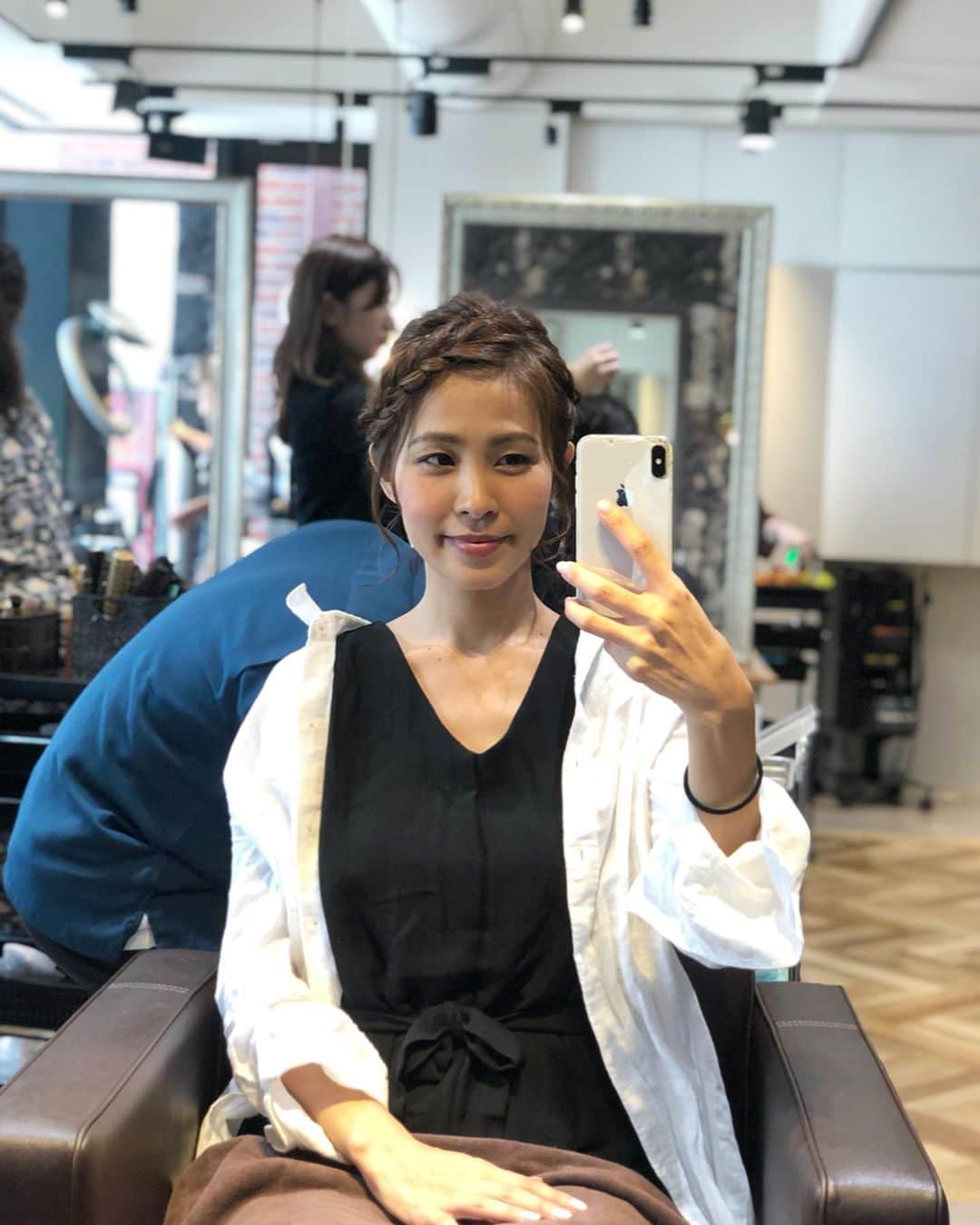 のインスタグラム：「いつもヘアカタログの撮影でお世話になっているZA/ZA神楽坂の清野さん @zaza_seino に浴衣用ヘアセットしてもらいました。素敵ー🤩なんとなく石田ゆり子さん的な雰囲気。いつもありがとうございます！ . 今日は銀座三越  @ginza_mitsukoshi のゆかたdeナイトパーティー。19:30からはインスタライブもするそうですよ😊 . #銀座三越 #ぎんみつ #ゆかたdeナイトパーティー #zaza神楽坂」