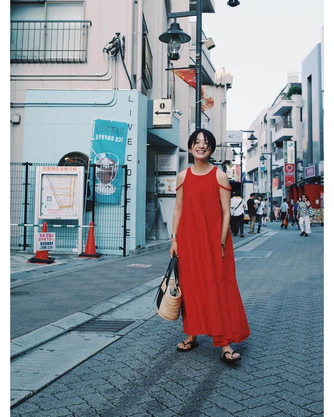 高山都さんのインスタグラム写真 - (高山都Instagram)「真夏の赤は、トマトなのかスイカなのか…🍅🍉 このワンピース、青と紺色も持ってる🤭 @sayakadavis  ビーサン合わせくらいラフに着るのが、ワタシ的なバランス。 吉祥寺に友達の個展を見に行った午後。 #都ふく」8月3日 14時12分 - miyare38