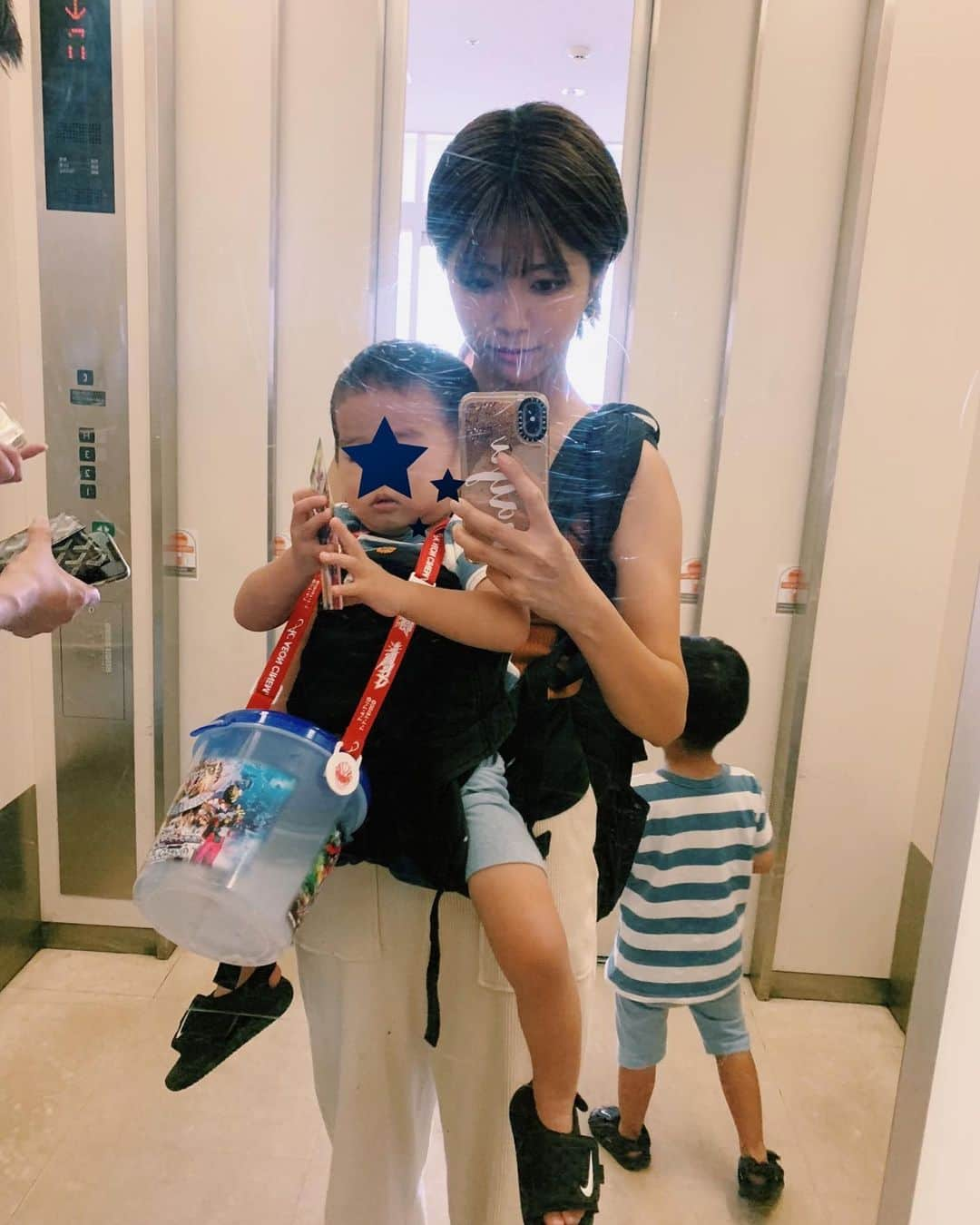 小池真友さんのインスタグラム写真 - (小池真友Instagram)「【最近の兄弟記録✍️】 遥登👦🏻3歳5ヶ月 颯👶🏻1歳8ヶ月 . 以前よりもやり合う喧嘩が増えて一度喧嘩になると部屋中暴れまわるようになってきた🤣 はるとは言葉がどんどん増えてきて、簡単な会話ができるまでに👏🏼 あれだけ言葉が遅かったのに 今じゃ「うんちとうんこ、どっち好き？」というとんでもなく下品な質問までしてくるように成長🤣🤣 . はやてもかなり言葉が上達し、はるとが質問するとしっかり言葉で答えるまでに成長🤣 (お菓子どれがいい？→👶🏻グミがいいの！etc.) . そして最近は仮面ライダー、リュウソウジャー、ウルトラマンブーム到来！ (ミーハーだから戦ってるもの全部好き笑) 最近行ってきた仮面ライダーとリュウソウジャーの映画に大興奮でした🎬 兄弟共に、一番は仮面ライダーらしい✨🤣 .」8月3日 14時20分 - koikemayu_