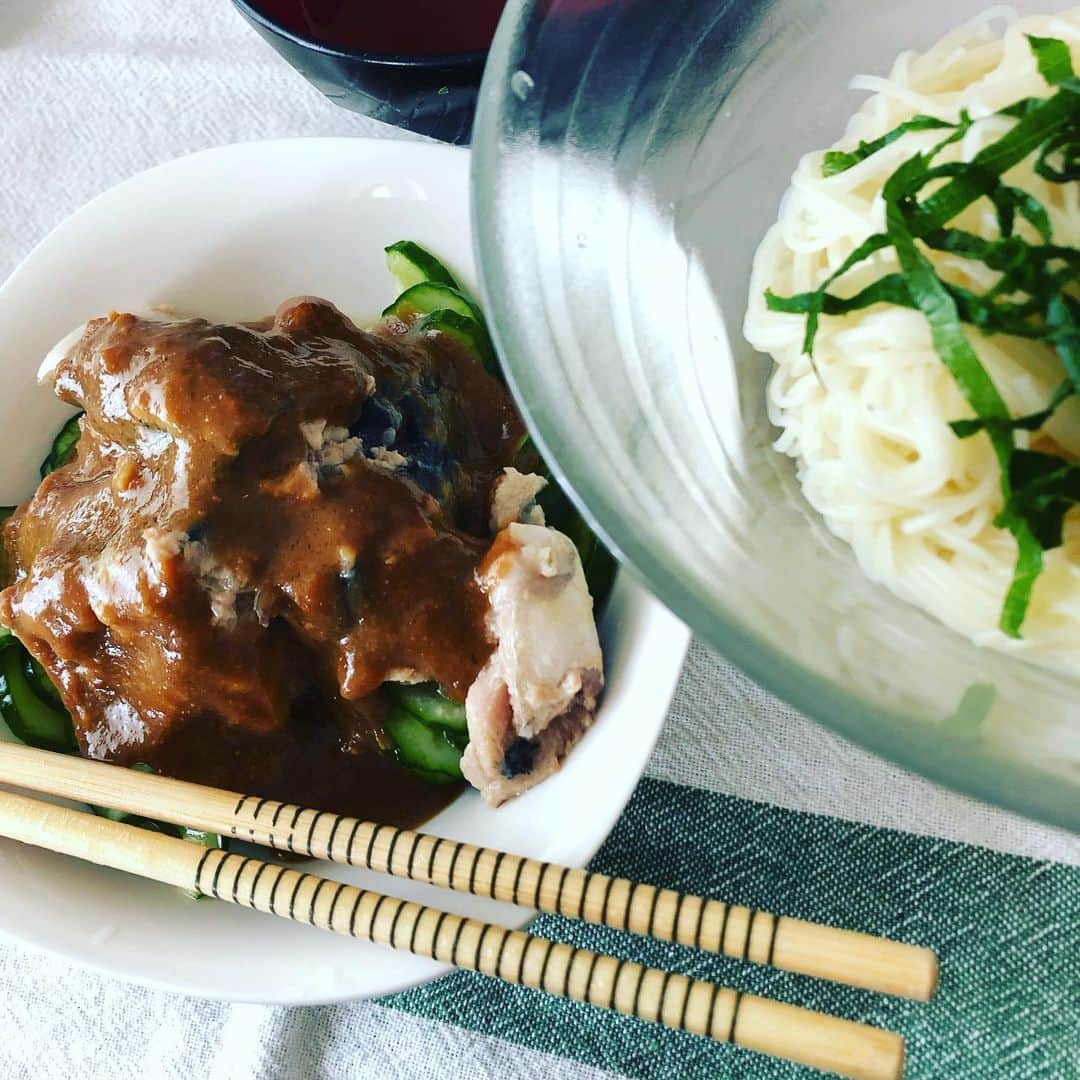 佐竹海莉のインスタグラム：「黒酢で溶いたお味噌をかけただけの鯖缶ときゅうりの塩もみ、あとおそうめん。  簡単で美味しい夏の昼餉。」