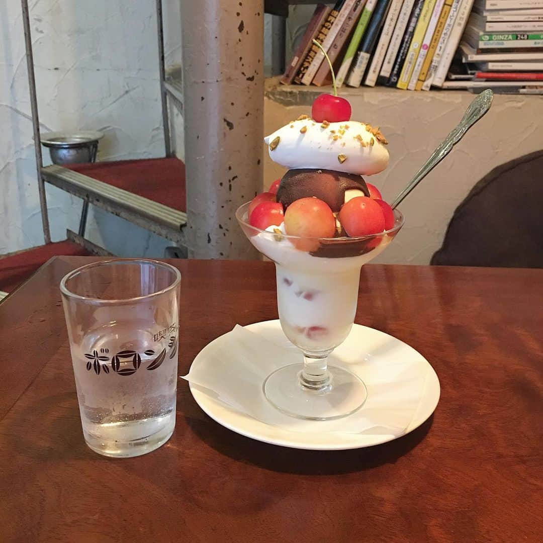 Momoさんのインスタグラム写真 - (MomoInstagram)「釧路にも素敵な喫茶店あった☕️ 甲斐みのりさんが紹介してたの🎀 というか、甲斐みのりさんが釧路をちょこちょこ訪れていることにビックリ嬉しい！ さくらんぼパフェ🍒✌️ ㅤㅤㅤㅤㅤㅤㅤㅤㅤㅤ #喫茶ボロンジ #釧路カフェ #釧路 #ももえのおやつ #パフェ #kushiro #hokkaido cafe」8月3日 14時25分 - m_o_m_o_e