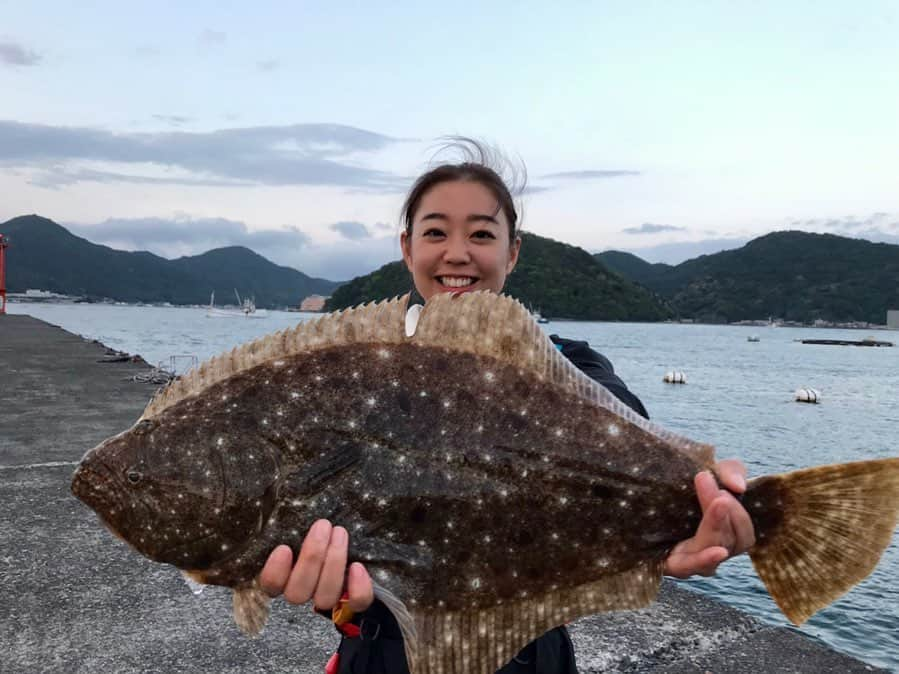 香月ハルさんのインスタグラム写真 - (香月ハルInstagram)「九ちゃんフィッシング毎週水曜夜7時に更新されているので是非YouTubeチェックして下さいね〜〜！！！🎣 ドッデカサイズのヒラメが釣れたよ！！ まじで引いた！！びっっっくり。 座布団サイズ。 いやぁでかい！！スタッフもびっくり。 ハンター撃沈。笑  撮影終了後、よく行く居酒屋さんに持って行ったら刺身とさくどりにしてくださったよ！！！！ 残りを差し上げたら、焼き鳥をサービスしてくれました🤤❤️🍺 嬉しいね！！！ ここの焼き鳥まじで美味しいのだ。 いつもありがとうございます🥺✨ 最高の夜。 ちなみにお店は池尻大橋駅徒歩すぐの「三葉洞(さんばーど)」というお店です♫」8月3日 14時33分 - halu_kazuki