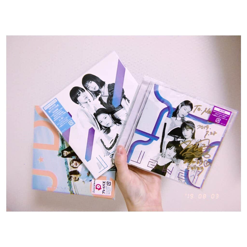 Nao☆ さんのインスタグラム写真 - (Nao☆ Instagram)「『前へ』のMVをテレビで見てJewelさんにどハマりし、すっかりファンになりました😍❤️✨ 3人の完璧な歌とハモリが最高!!! そしてスーパーカッコイイダンス!!! 感動😳🌟✨ 写真は自分で買ったDVD付き二枚と、ファンの方がMOMOKAちゃんのサインゲットしてきてくださいました😆🍑❤️✨ #Jewel」8月3日 14時35分 - nao_ngc