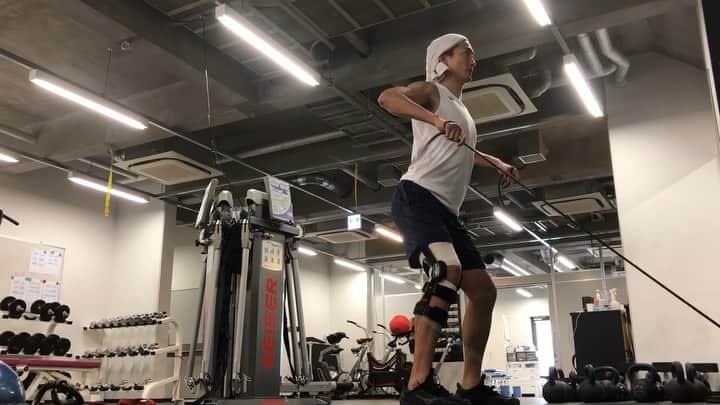 都倉賢のインスタグラム：「今日のリハビリは上半身をメインでこのセットは胸と背中に刺激を入れたぞ👍  妥協することなく今日もリハビリしたこの行動が、この思いが東京で戦うみんなに届きますように🙌🙌🙌 #返り咲きカウントダウン #KAERIZAKI」