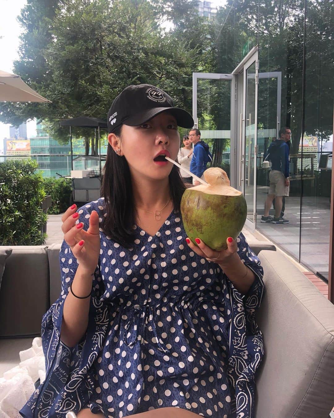 ヒョニ・カンさんのインスタグラム写真 - (ヒョニ・カンInstagram)「코코넛 🥥 마시고 오늘하루도 활기차게 시작해보까아🤩」8月3日 14時46分 - hyoni_kang