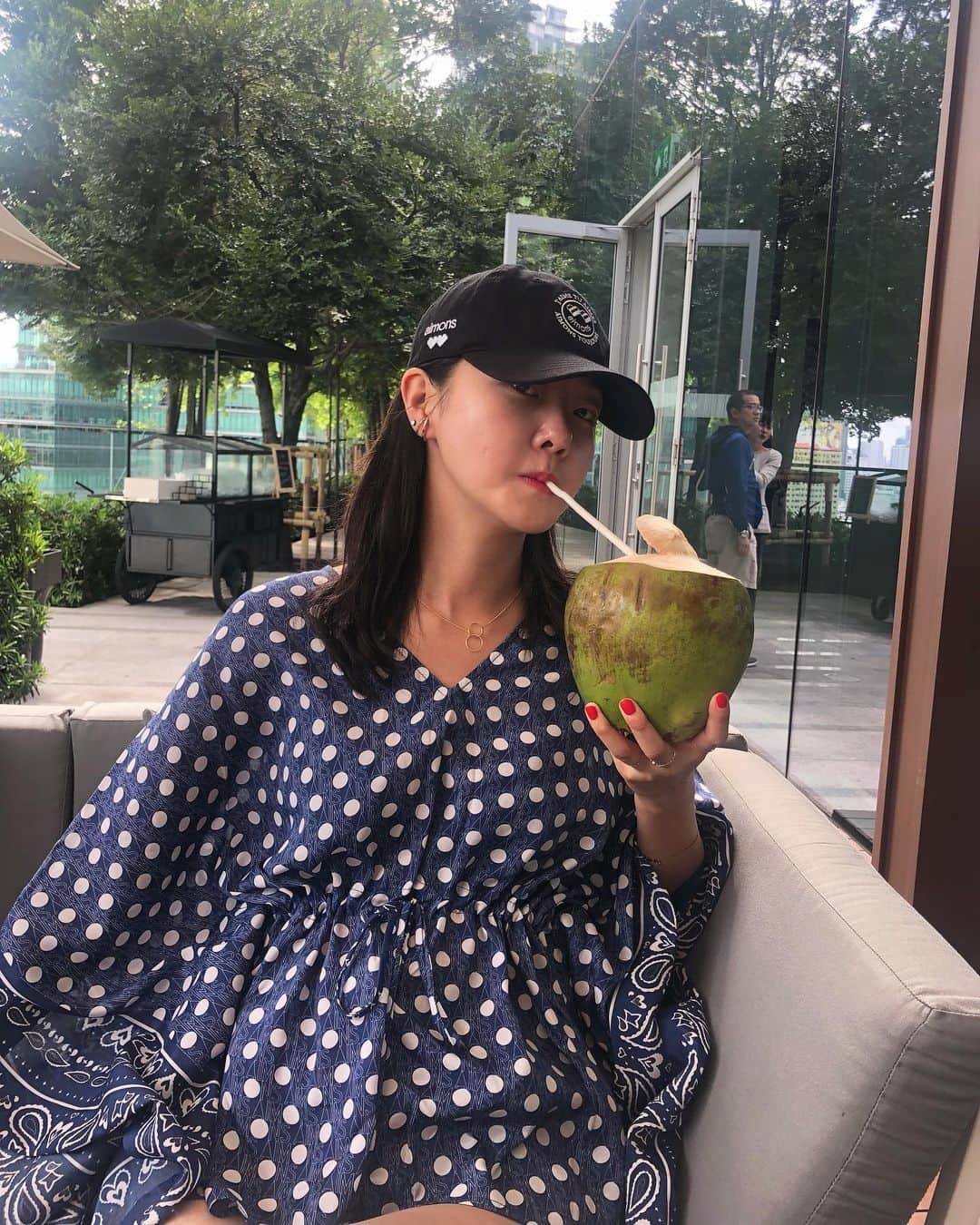 ヒョニ・カンさんのインスタグラム写真 - (ヒョニ・カンInstagram)「코코넛 🥥 마시고 오늘하루도 활기차게 시작해보까아🤩」8月3日 14時46分 - hyoni_kang
