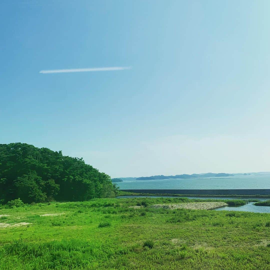クリス智子さんのインスタグラム写真 - (クリス智子Instagram)「いざ、石巻！ 仙台からの在来線。 いい天気で、青、碧、蒼い。  Trip to Ishinomaki.  Great windnw view on the way. Rich Mountain green & sea green.」8月3日 14時56分 - chris_tomoko