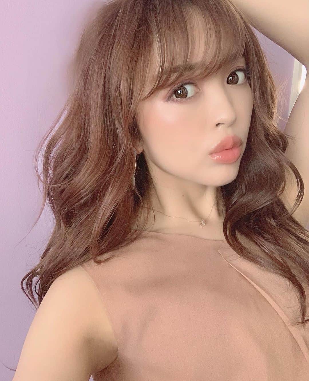 のインスタグラム：「フェイスライン、肩周り、﻿ 二の腕周り、最近スッキリしてる💓﻿ ﻿ ﻿ 体の老廃物を流すと、肩、首、﻿ そして顔まで流れが良くなるから、﻿ 全部繋がっているんだなぁと感じます♡﻿ ﻿ いつも全身のリンパマッサージを﻿ STCでやっていただき、﻿ 余計なお肉は、必要な胸やお尻へお引越ししてもらいます♡﻿ ﻿ この時期は露出も多いし﻿ 少しでも変わると洋服を着るのが楽しくなるね♡﻿ ﻿ ﻿ @stc__official  いつもありがとうございます！！」
