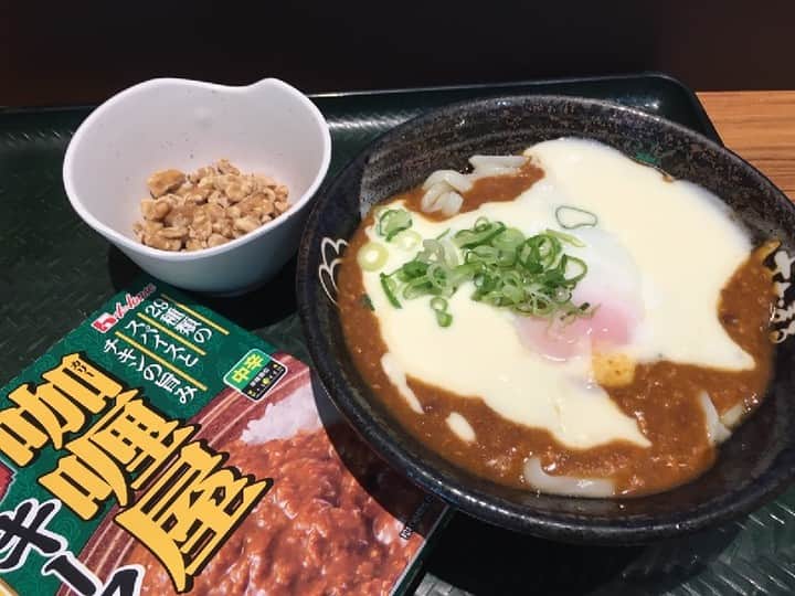 はなまるうどんのインスタグラム：「今日はバタバタしてて店舗限定メニュー食べに行けなかったので、代わりに先輩が写真撮ってきてくれました。私が食べたかった #チーズキーマカレーうどん と #くるみトッピング です！」