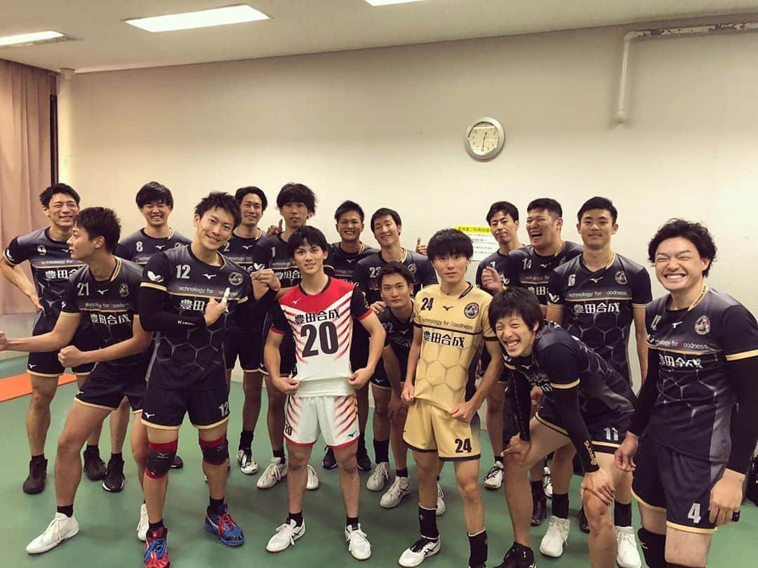 高松卓矢さんのインスタグラム写真 - (高松卓矢Instagram)「ラストレフェルサユニフォーム！！ #トレフェルサから #ウルフドッグスに #えいろ #どこ向いてる（笑） #もつポーズ #たかまつり」8月3日 15時02分 - takamatsuri12