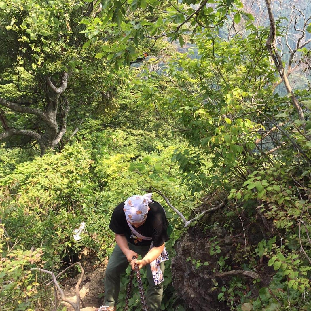 月亭太遊さんのインスタグラム写真 - (月亭太遊Instagram)「投入堂に詣できたぞー‼️ 山育ちの俺でもなかなか険しかったわい‼️ #鳥取 #三朝温泉 #三徳山 #投入堂  #ネオラクゴ  #月亭太遊  #落語 #japan #mountain  #tottori」8月3日 15時02分 - taiyuexpo2025