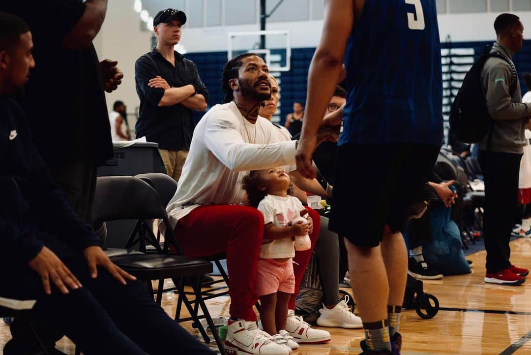 アイザイア・トーマスさんのインスタグラム写真 - (アイザイア・トーマスInstagram)「Day 1 at the @zekeend was going down!!! The town shows love every time we do this. Appreciate everybody coming out today, see y’all tomorrow! We play at 12」8月3日 15時03分 - isaiahthomas