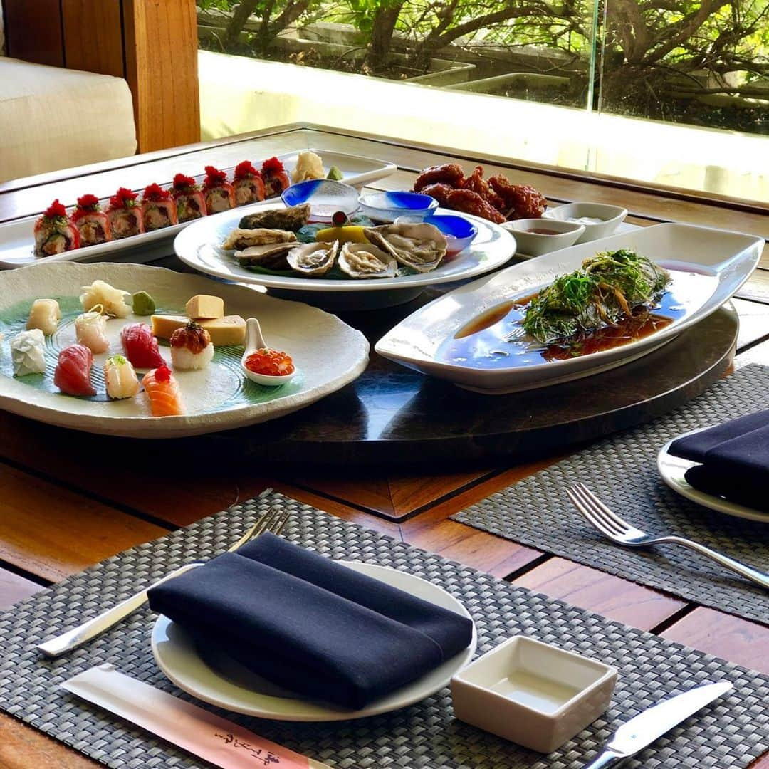 Trump Waikikiさんのインスタグラム写真 - (Trump WaikikiInstagram)「Sample the different offerings of specials during Late Night Happy Hour nightly from 9 - 10:30 pm. 50% off selected sushi, drinks and menu items at Wai‘olu Ocean Cuisine.  Complimentary 4-hour valet parking available.  #trumpwaikiki #happyhourwaikiki #happyhour #rosewine  ワイオル・オーシャン・キュイジーヌのレイトナイト・ハッピーアワーにぜひ一度お越しください。毎晩午後9時～10時30分までは、寿司メニューの一部が50％オフのほか、おトクなフード＆ドリンクもご用意しています。パーキングは4時間までバリデートいたします。  #ワイオルオーシャンキュジーヌ #トランプワイキキ #ハッピーアワー #レイトナイトハッピーアワー #ハワイで寿司」8月3日 15時13分 - trumpwaikiki