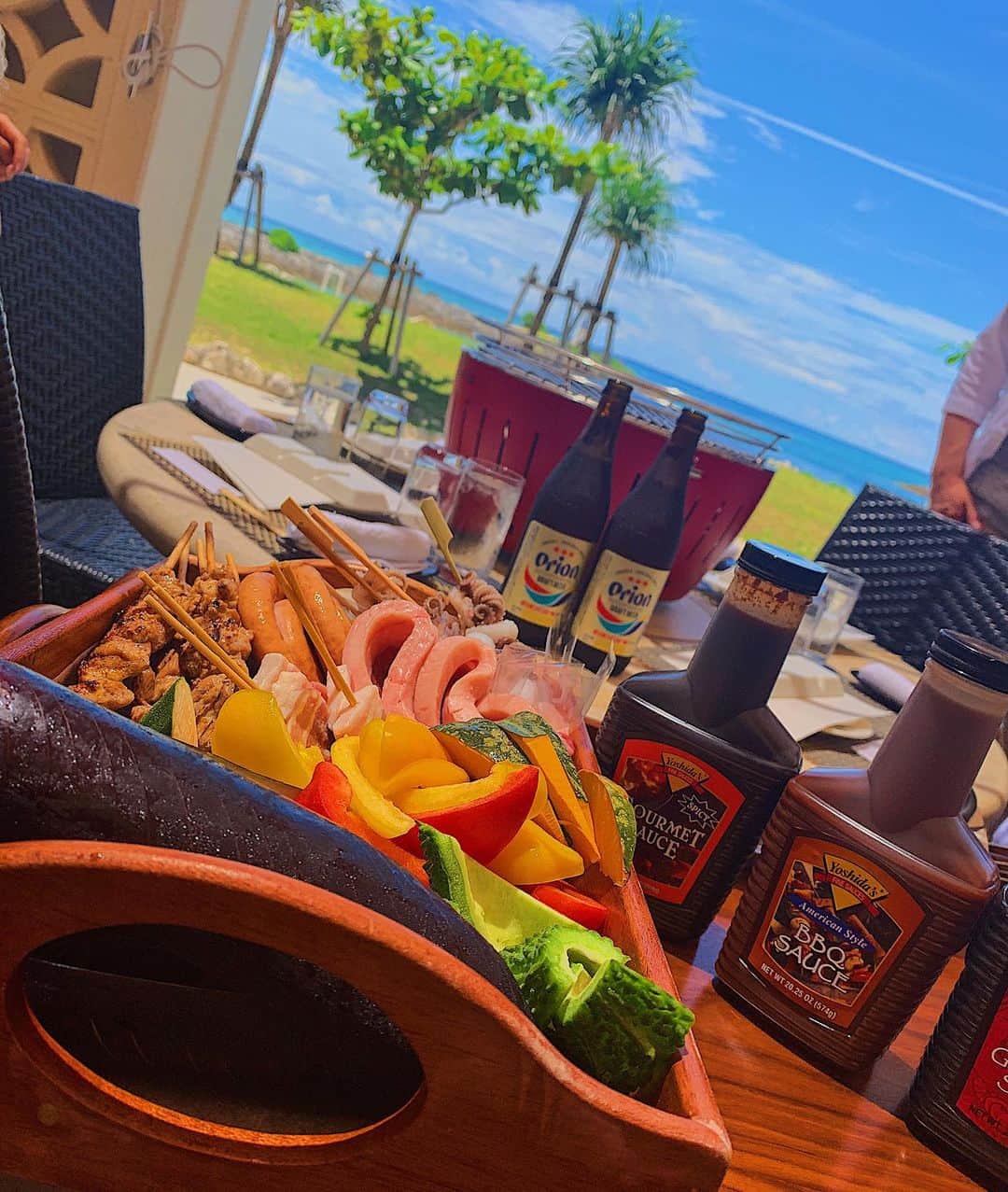 のインスタグラム：「こんにちは💗 ・ 夏本番で毎日暑いですね🥵 沖縄行って1週間✈️ まだ沖縄離れ出来なくてオリオンビール飲んでます🤤🍺💗 ・ 泊まったホテルはシェラトン🏨🌞 ・ 全く観光はしてないけど😭 ホテルのBBQしたりエステしたり、プライベートビーチから花火を見たり🎇 大好きな沖縄の夕陽もチラッとだけど見れて本当に嬉しかったなぁ🥰 ・ ホテルから全然出ないゆったり旅行🤤💗 ・ 夜はめっちゃ呑んだけど🤤🍺 ・ 沖縄のコンビニはお土産屋さんなの知ってました？🤭 毎回大量に買ってるんだぁ🤣 ・ 今回は沖縄のファミマ限定のカップ麺大量購入🤣www . 近々プライベートでも行きたい🥺 やっぱり沖縄大好きだなぁ😍💗💗💗 ・ ・ 今日も見て頂きありがとうございました☺️🙏💕 ・ ・ ・ #JAPAN#japanokinawa #okinawa #okinawatrip #沖縄#沖縄旅行 #恩納村#シェラトン沖縄サンマリーナリゾート #バーベキュー#BBQ#海#サンセット#サンセットビーチ#花火#エステ#美容#ホテルスパ#オリオンビール#夏の思い出#ソーキそば#ファミマ限定#沖縄限定」