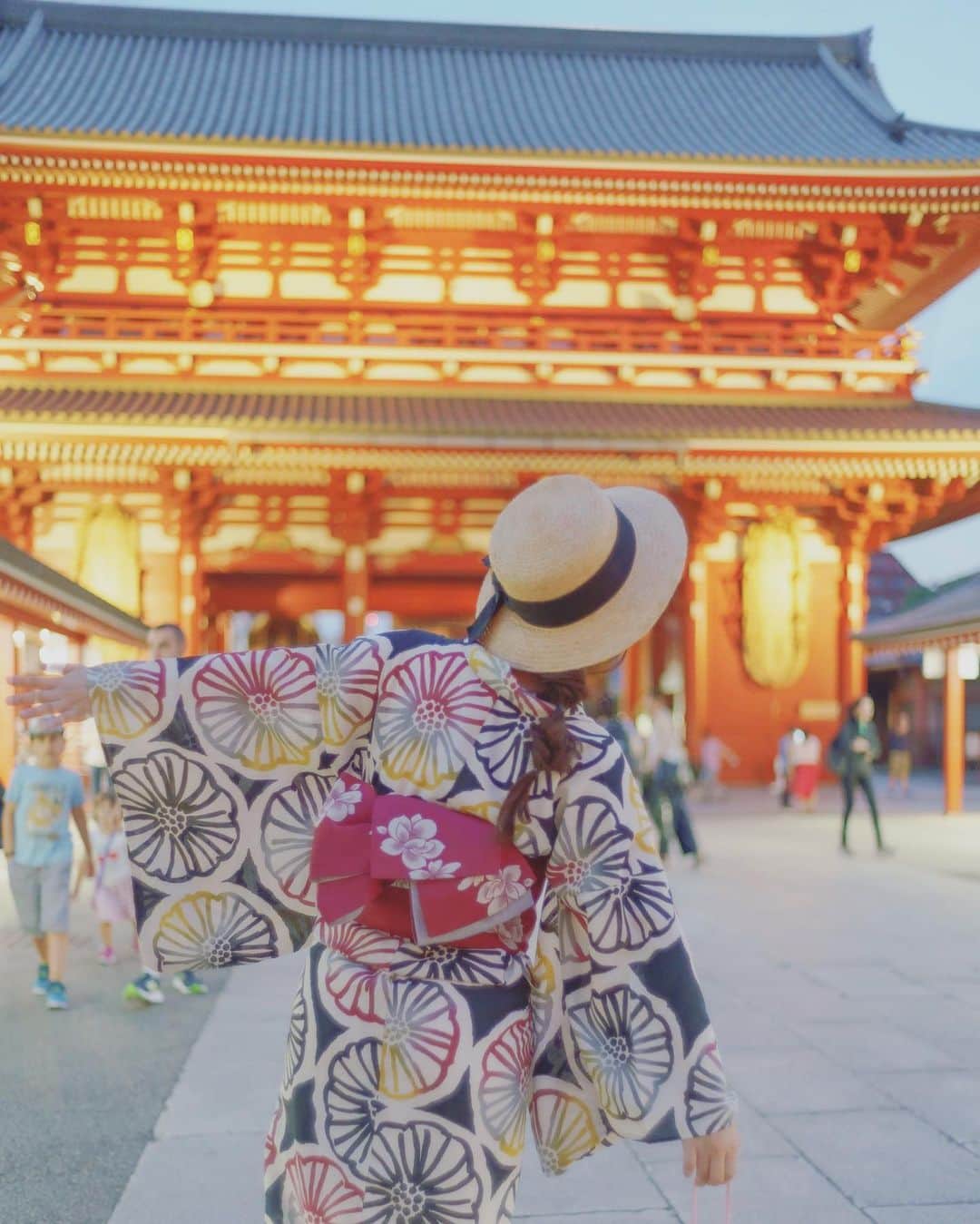 河村友歌のインスタグラム：「夕暮れの夏詣🎐 #浅草 #浅草寺 #浴衣 #レンタル浴衣 #梨花和服 #浴衣ヘア #夏 #カンカン帽 #夏詣  #asakusa #asakusatemple #yukata #japan #i4i」