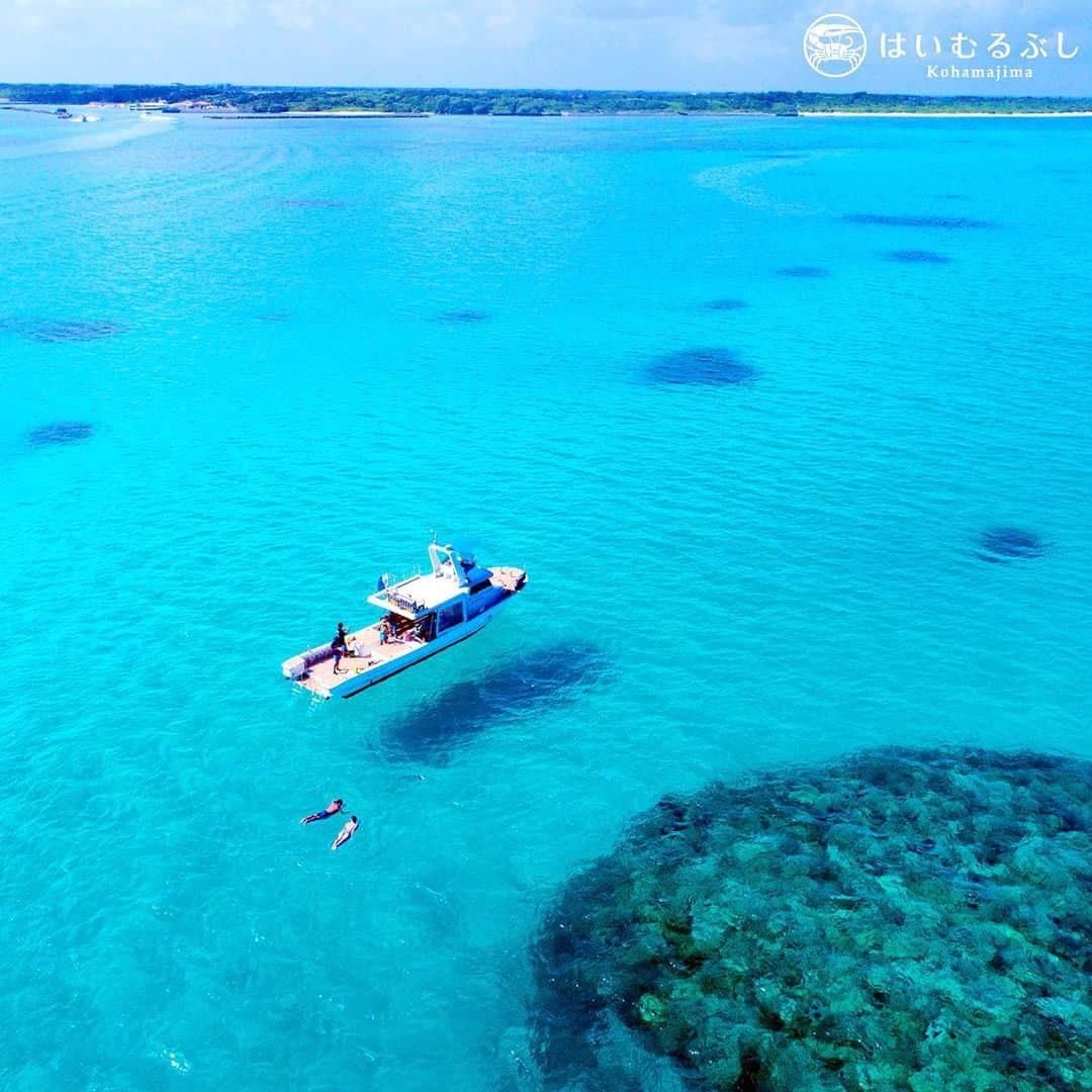 HAIMURUBUSHI はいむるぶしさんのインスタグラム写真 - (HAIMURUBUSHI はいむるぶしInstagram)「黒島の沖合に浮かぶダイビングボート。べた凪の青く澄んだ海… そして白い砂地に落とす影が宙に浮いたように見えます。 #沖縄 #八重山諸島 #黒島 #ダイビング #小浜島 #リゾート #ホテル #はいむるぶし #japan #okinawa #yaeyamaislands #kuroshima #diving #kohamajima #beachresort #haimurubushi」8月3日 15時32分 - haimurubushi_resorts