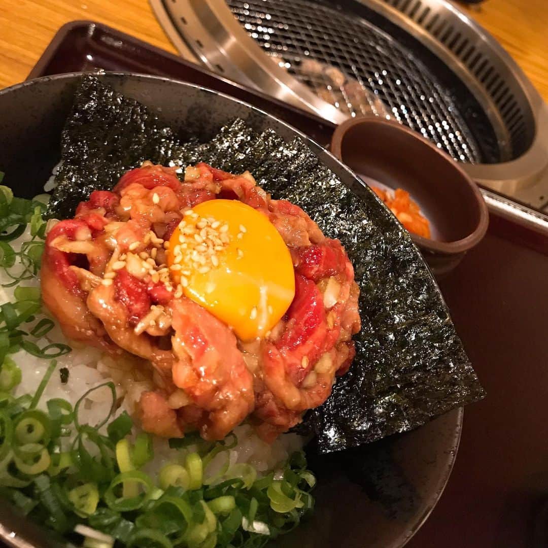 米倉れいなのインスタグラム：「, 並んだ甲斐があった美味しさ😋✨ #立川 #ランチ #和はなれ #ローストビーフ丼」