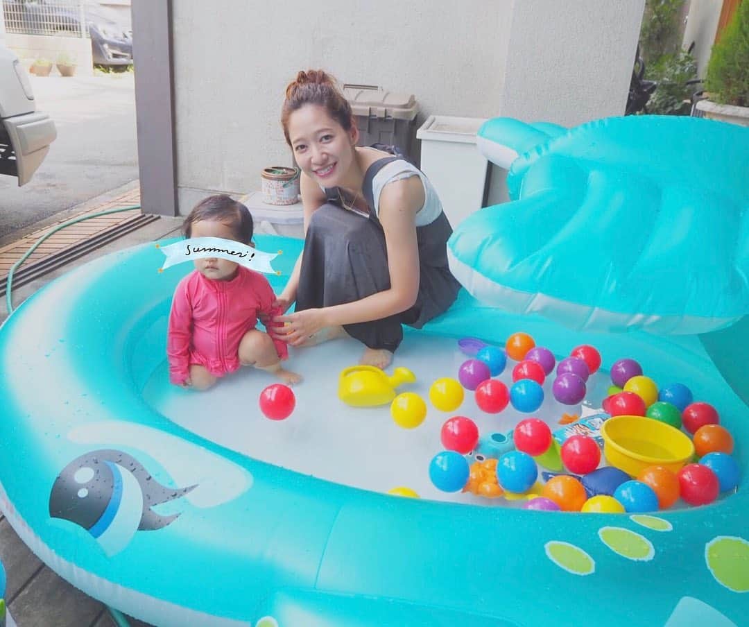 吉田明世さんのインスタグラム写真 - (吉田明世Instagram)「吉田家のプール開き🏊‍♀️☀️ 実家のガレージにて🚗 娘は水遊びが大好きなようで 夢中になって遊んでました😊 クジラのプールも カラーボールも コストコです🧸 プールは母が娘の誕生日プレゼントにくれました🤗💝 #プール開き #コストコ #一緒に遊んでるのはいとこです #プール日和でした #明日はパパと入ろうかなぁ👨」8月3日 15時39分 - akiyo0414