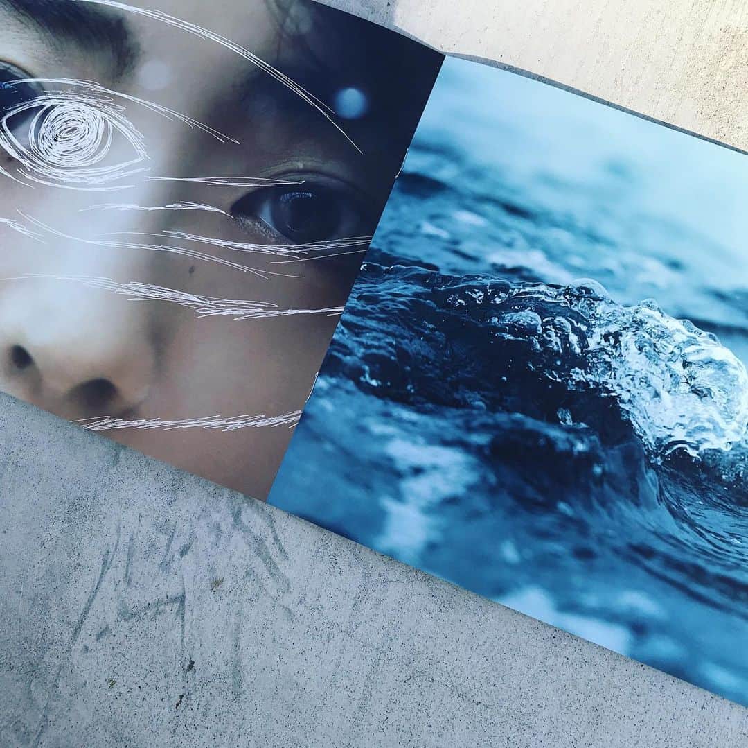 永瀬由衣さんのインスタグラム写真 - (永瀬由衣Instagram)「六本木ヒルズ A／Dギャラリーにて開催中の"HILLS ZINE MARKET 2019"にZINE出展させて頂いています！ 海に帰る女の子の写真集のようなZINEなのですが、私が幼少期から感じてた不思議なこと、海への思いがぴったりはまる作品に今年出会って、その作品と出会えた時に感じた、体の水分が全て海に飲み込まれてしまうような感覚を忘れたくなくて作りました。 共感してくれたみんなで作れたことがとても愛おしいです🐋 8/2-8/25まで！展示のお隣は千原さんの板野友美さんとのスーパー可愛いZINEカレンダーです☺️是非！」8月3日 15時43分 - nagaaase