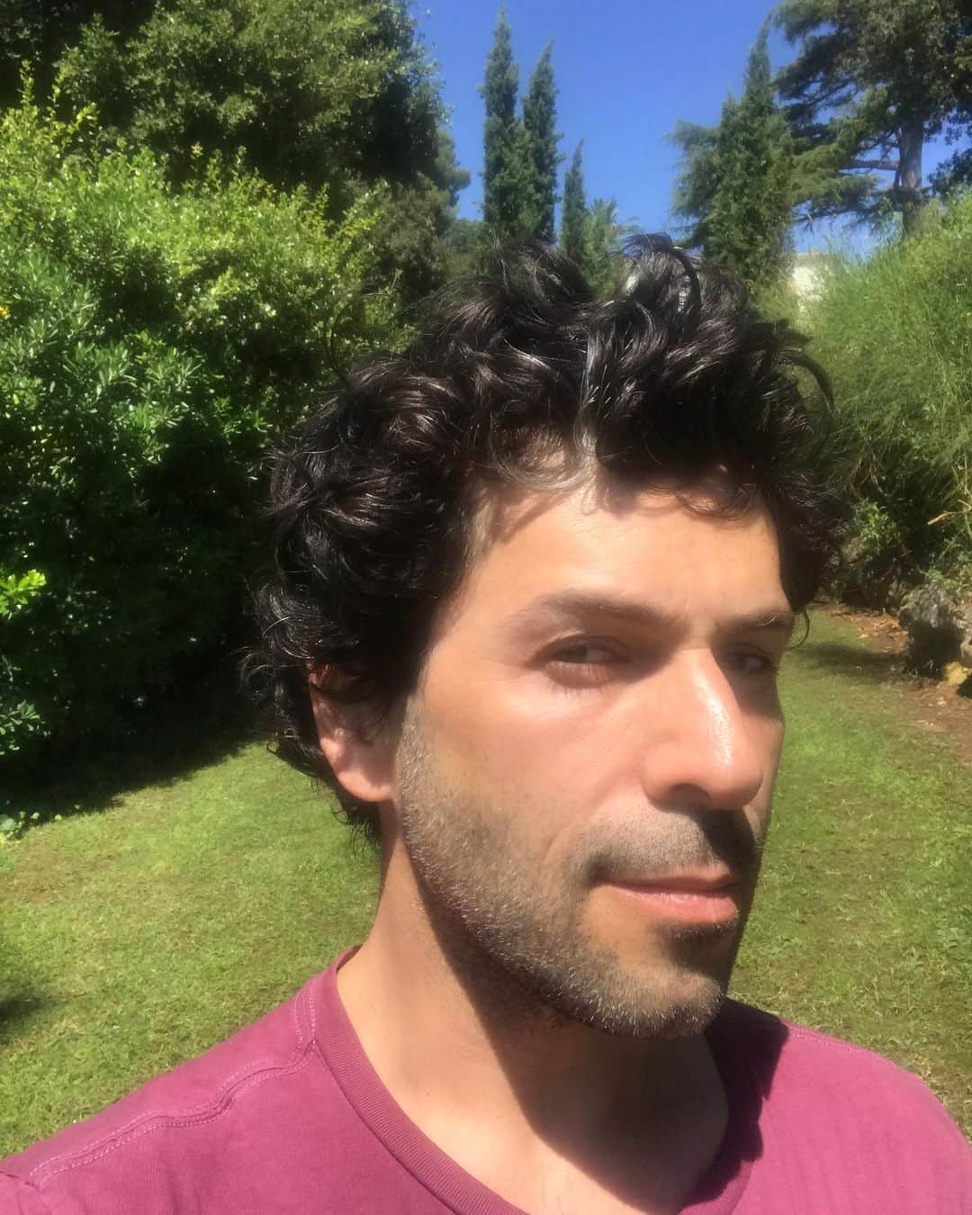アレクシマビーユのインスタグラム：「Morning sun kiss @alexismabille #toulon #capbrun #rocabella #alexismabille #selfportrait #earlymorning #sun #seaside #garden  #beforesport #sunkiss」