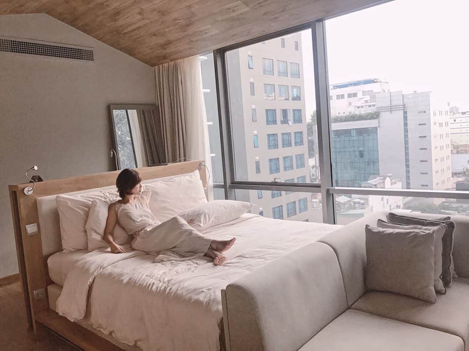 川原あやかのインスタグラム：「ベトナムで泊まったホテル「Fusion Suites Saigon」が最高すぎた。一泊一万くらいで専用スパでのアロママッサージもついている。何より光が綺麗に差し込む、インテリアが素敵なお部屋。お風呂かわいすぎません？  アジアのブティックホテル巡りは楽しい。  @fusionresortphuquoc  @fusionresortcamranh  #fusionsuites #vietnam #vietnamhotel #saigon #saigonbynight #spahotel #ベトナム #ベトナム旅行 #ベトナムホテル #hotel #ホテル #ホテルライク」