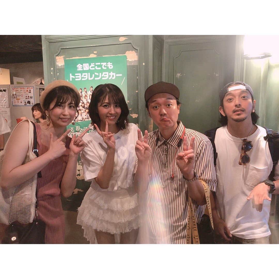 のインスタグラム：「ファミリーがゲネプロ？通しリハ？にきてくれました 🥺🧡 旦那さんのおかちゃんと わたしの妹ゆいちゃんと 親友のじゅんさん  みんな褒めてくれて嬉しかった❤️😍❤️ おかちゃんには毎日お家で練習してたの目撃されてたから、 本物みてもらえてうれしかったし、  ゆいちゃんは、現役のとき劇場にみにきてくれたことがあったし、シスコンだから  ジュンさんは親友でいつも仲良くしてくれて、ほんとは親友たちみーんなに観てもらいたかったなー🥺🥺🥺」