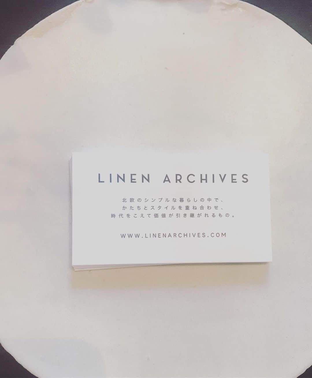 リンネルさんのインスタグラム写真 - (リンネルInstagram)「幡ヶ谷にあるパドラーズコーヒーでやってるLINEN ARCHIVESの展示販売会に行ってきました。フィンランドのブランドで上質なリトアニアリネンを使ったお洋服がずらり。シンプルなシルエットが素敵でした✨👗 まだスタートしたばかりのブランドなので、ここでしか買えないそうです。明日までやってるので、気になる方は是非。 #LINENARCHIVES #サステナブル #パドラーズコーヒー」8月3日 15時53分 - liniere_tkj